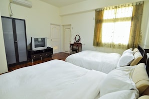 Superior Quadruple Room | Desk, blackout drapes, free WiFi, bed sheets