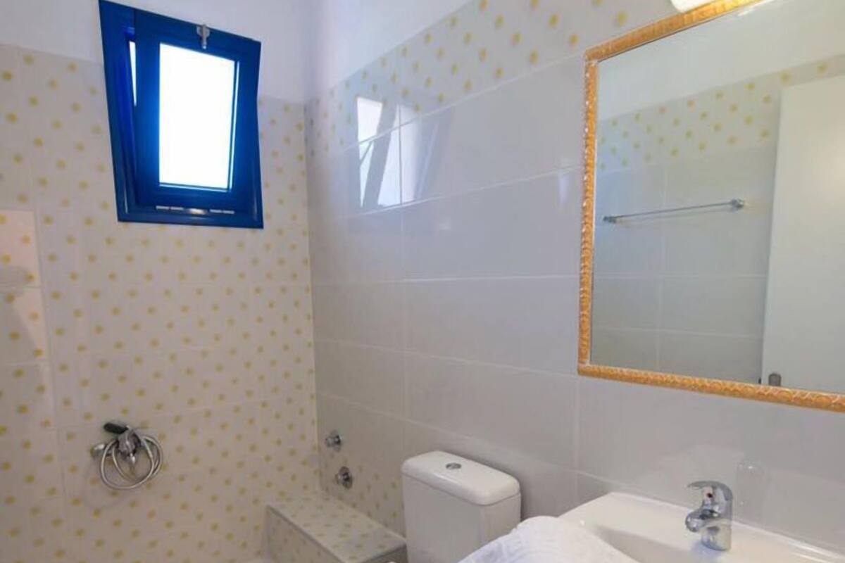Studio, Sea View | Bathroom | Shower, free toiletries, hair dryer, towels