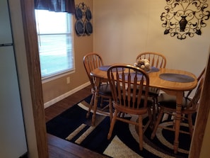 Dining - LAKE SHELBYVILLE PRIVATE FISHING GET-AWAY sleeps 4 (Lakewood)