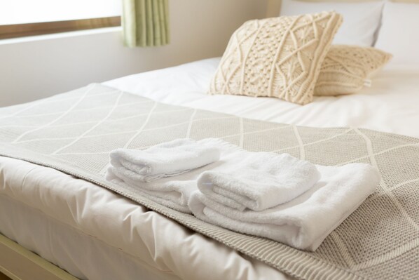 Private Vacation Home, 2 Bedrooms | 2 bedrooms, desk, free WiFi, bed sheets - Momodani House (Osaka)