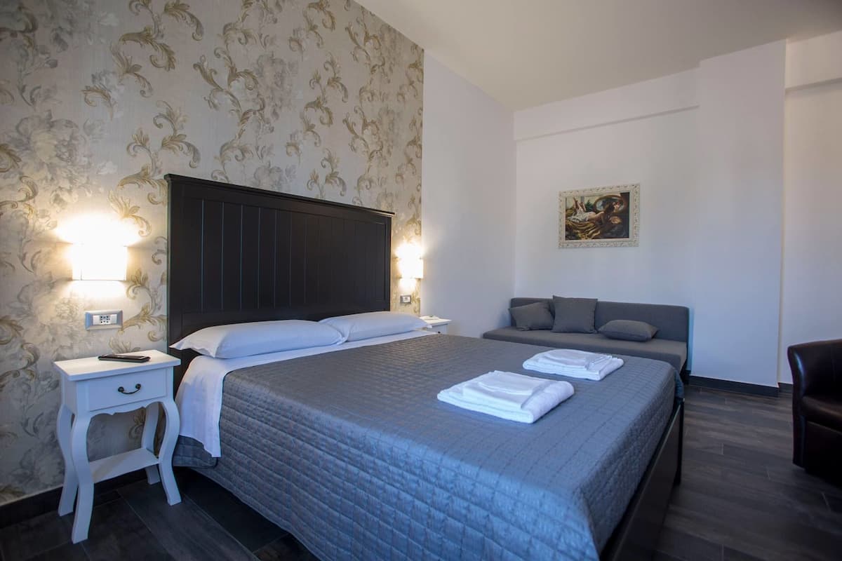 Habitación cuádruple | Escritorio, espacio para trabajar con un portátil, cortinas opacas