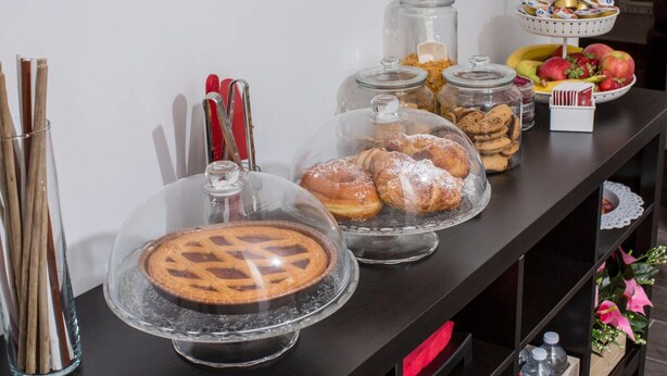 A buffet table with various food items, including pies, pastries, and fruits. - B&B Civico 41 Salerno (Salerno)