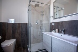 Habitación doble | Baño | Ducha y cabezal de ducha tipo lluvia