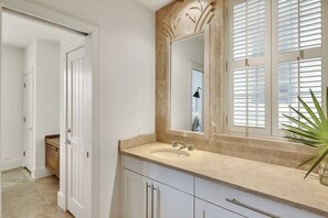 Bathtub, hair dryer, towels, soap - Gulf Views-Two-story Condo in Rosemary-2 Bikes-Heated Pool Access (Rosemary Beach)