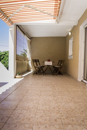 Outdoor dining - Apartment near the sea and the center of Jelsa (Jelsa)