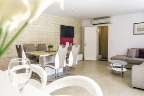 Dining - Apartment near the sea and the center of Jelsa (Jelsa)