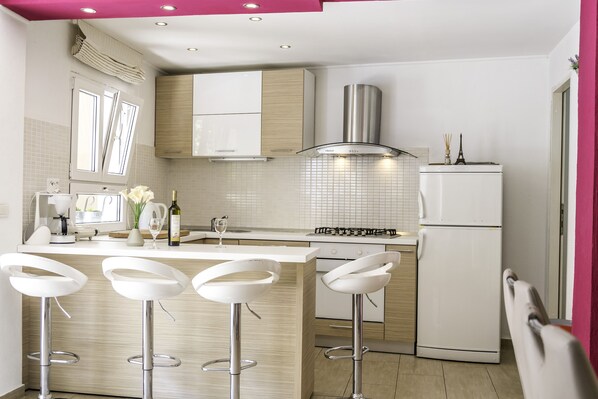 Fridge, oven, stovetop, dishwasher - Apartment near the sea and the center of Jelsa (Jelsa)