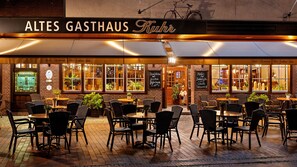 Front of property - evening/night - Altes Gasthaus Kuhr (Papenburg)