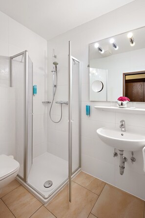 Comfort Double Room, Non Smoking | Bathroom | Hair dryer, towels, soap, shampoo - Altes Gasthaus Kuhr (Papenburg)