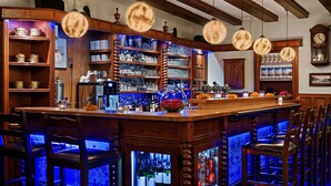 A bar with wooden shelves, a coffee machine, and a variety of bottles. - Altes Gasthaus Kuhr (Papenburg)