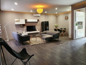 32-inch Smart TV with cable channels, TV - Quy Nhon Hotel (Quy Nhon)