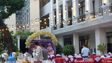 حيث تُقدم وجبات الإفطار، الغداء، العشاء، خيارت الطبخ المحلي والعالمي