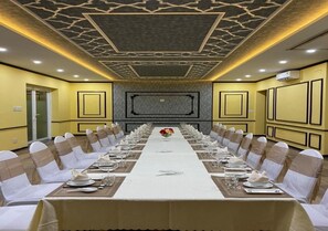 Petit déjeuner, déjeuner et dîner servis sur place