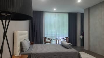 تلفزيون ذكي بحجم 32-بوصة يعرض قنوات تلفزيونية باشتراك مدفوع، تلفزيون