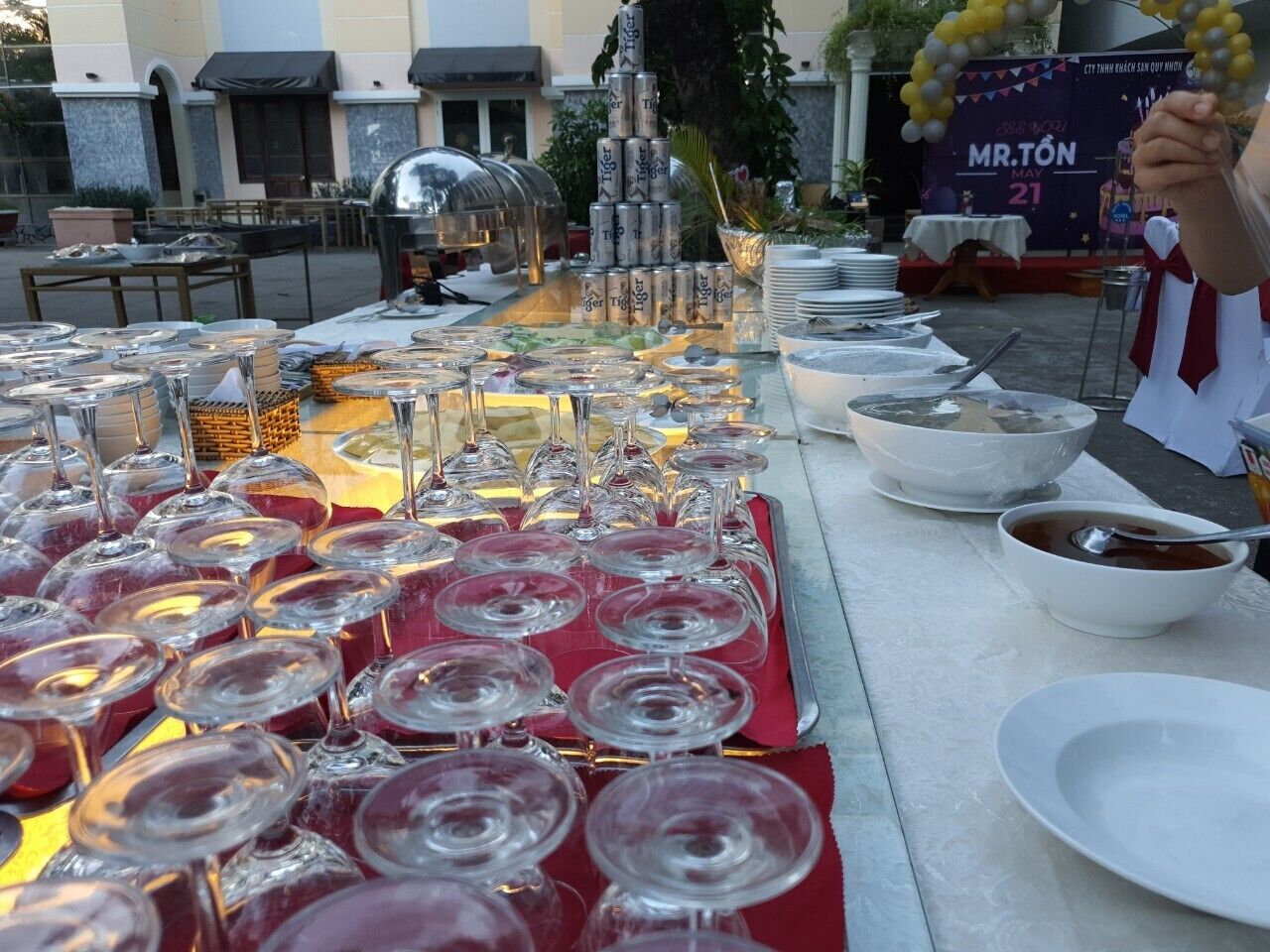 Breakfast, lunch, dinner served; local and international cuisine 