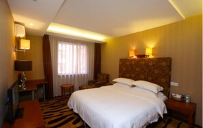 Deluxe suite, 1 queensize bed, niet-roken | Een bureau, verduisterende gordijnen, een strijkplank/strijkijzer
