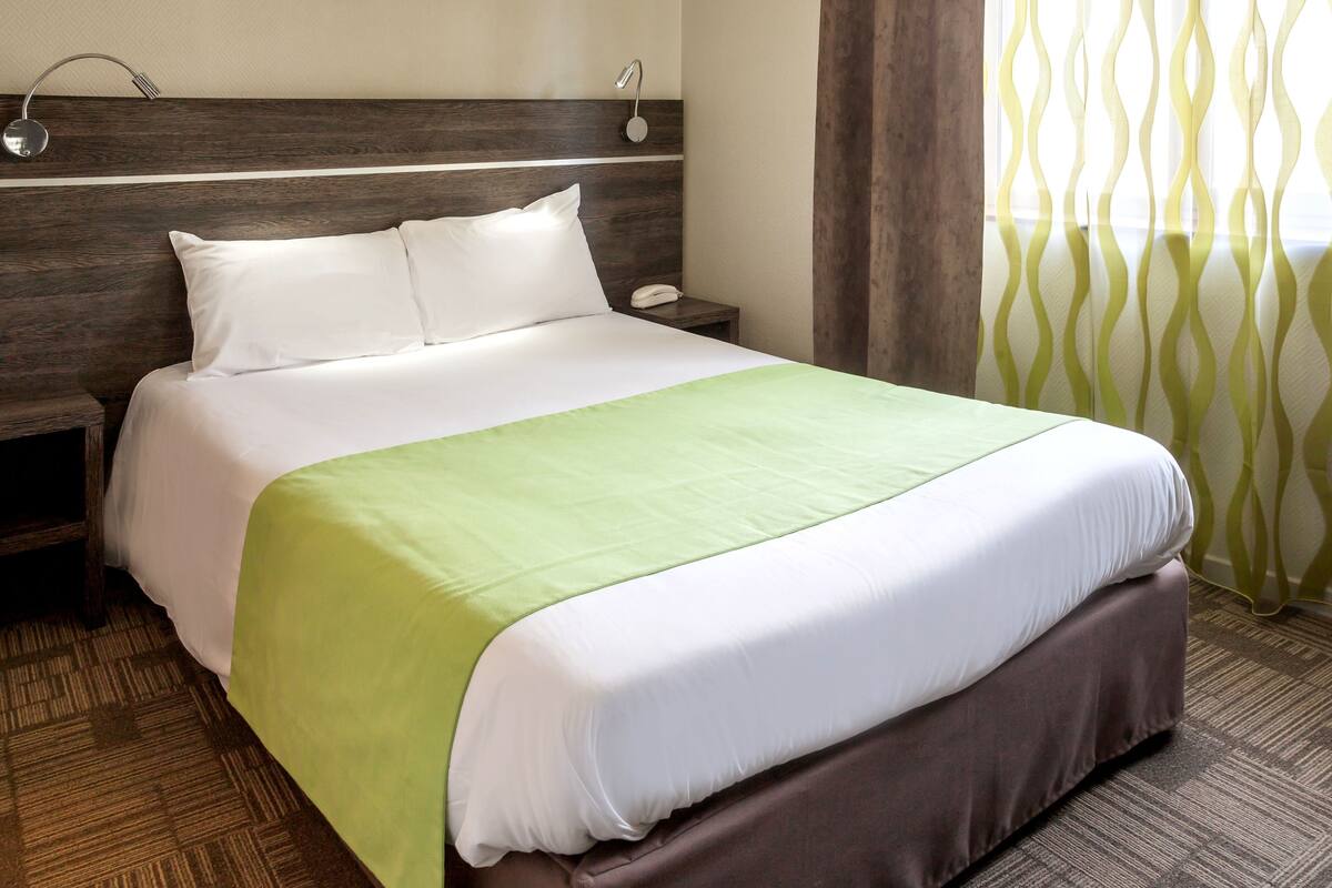 Escritorio, wifi gratis, decoración personalizada y muebles diferentes