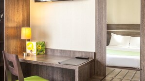 Escritorio, wifi gratis, decoración personalizada y muebles diferentes 