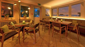 Lobby sitting area - Hotel Starnberger See (Starnberg)