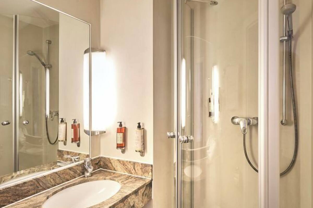 comfort double room | bathroom | free toiletries, hair dryer, towels