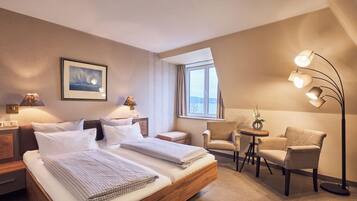 Standaard tweepersoonskamer | Een kluis op de kamer, een bureau, geluiddichte muren, gratis wifi