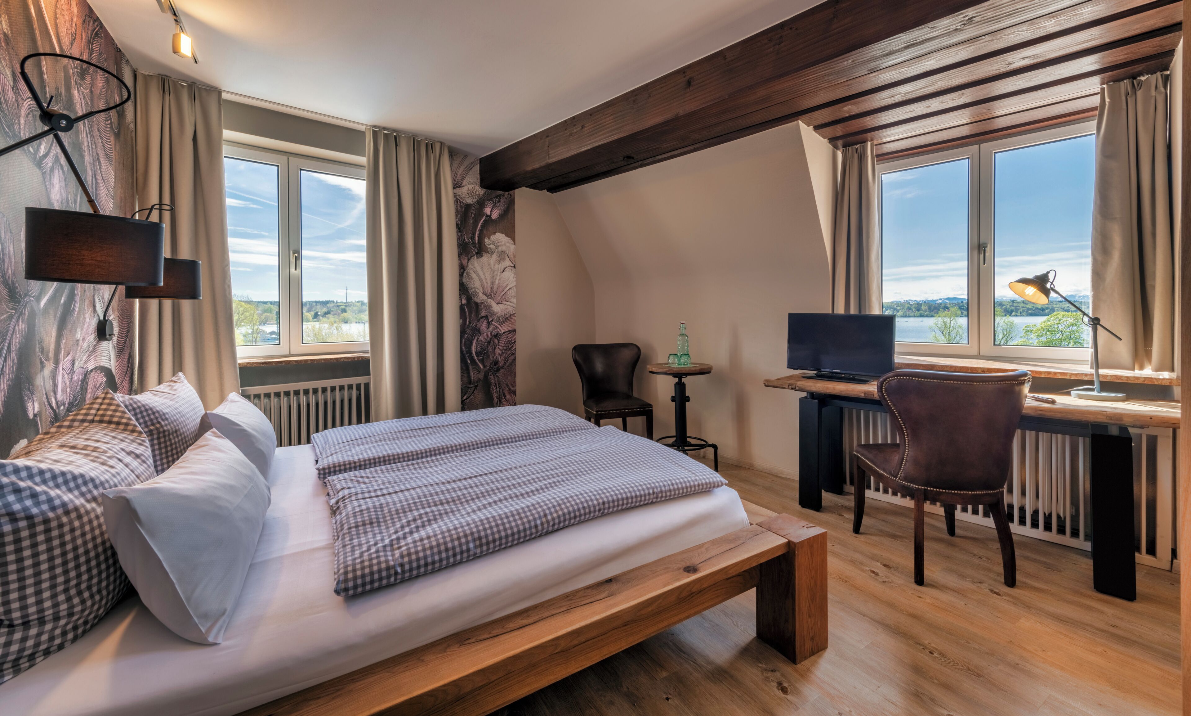 comfort double room | in-room safe, desk, soundproofing, free wifi