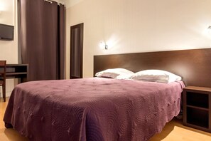 Standard Double Room, 1 Double Bed | Desk, free WiFi, bed sheets - Logis Hôtel du Jabron (La Begude-de-Mazenc)