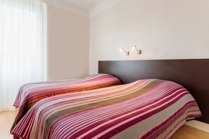 Desk, free WiFi, bed sheets - Logis Hôtel du Jabron (La Begude-de-Mazenc)