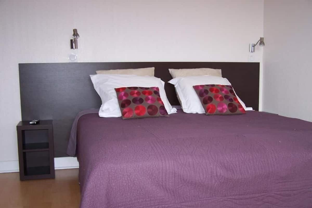 Desk, free WiFi, bed sheets