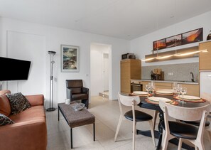 TV, DVD player, video library, stereo - Luxury apartment in central Reykjavik 2 bedroom and 2 bathrooms, keyless entry (Reykjavík)