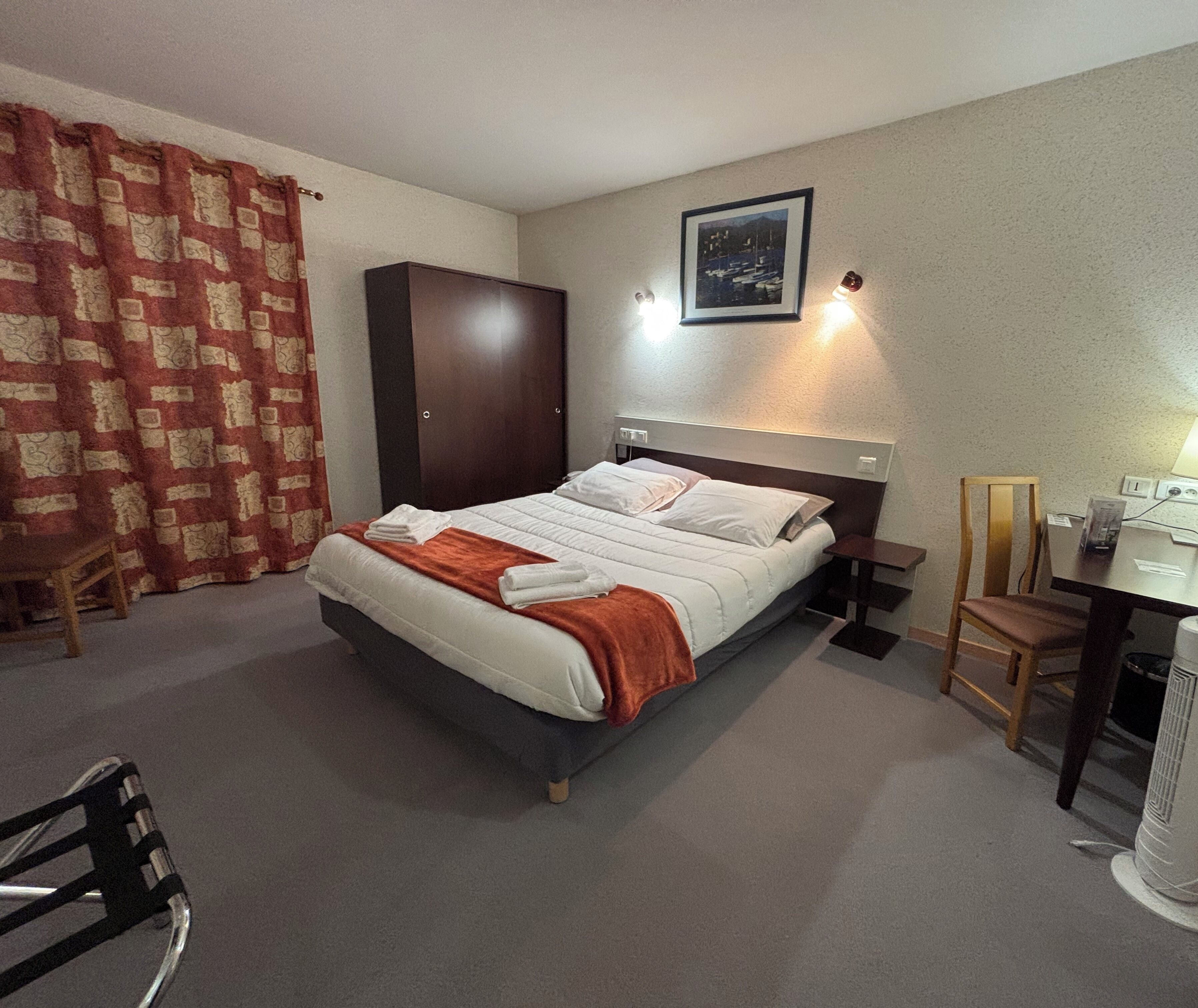 Een bureau, geluiddichte muren, gratis wifi, beddengoed