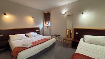 Habitación triple estándar, varias camas | Escritorio, insonorización, wifi gratis y ropa de cama