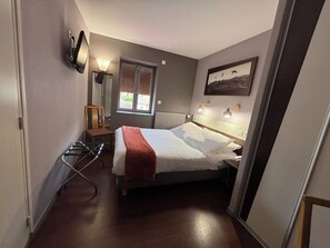 Quarto solteiro standard, 1 cama de casal | Escrivaninha, quartos à prova de som, Wi-Fi de cortesia, roupa de cama