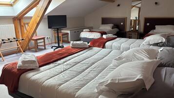 Desk, soundproofing, free WiFi, bed sheets