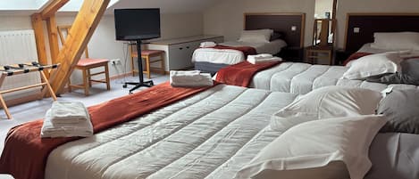 Standard Quadruple Room, Multiple Beds | Desk, soundproofing, free WiFi, bed sheets