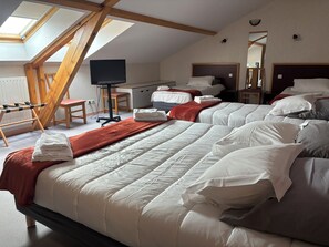 Standard Quadruple Room, Multiple Beds | Desk, soundproofing, free WiFi, bed sheets - Hôtel les Hirondelles (Orcines)