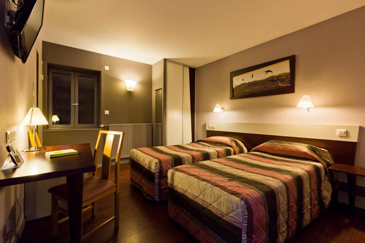 desk, soundproofing, free wifi, bed sheets