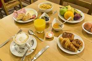 Daily buffet breakfast for a fee - Hôtel les Hirondelles (Orcines)