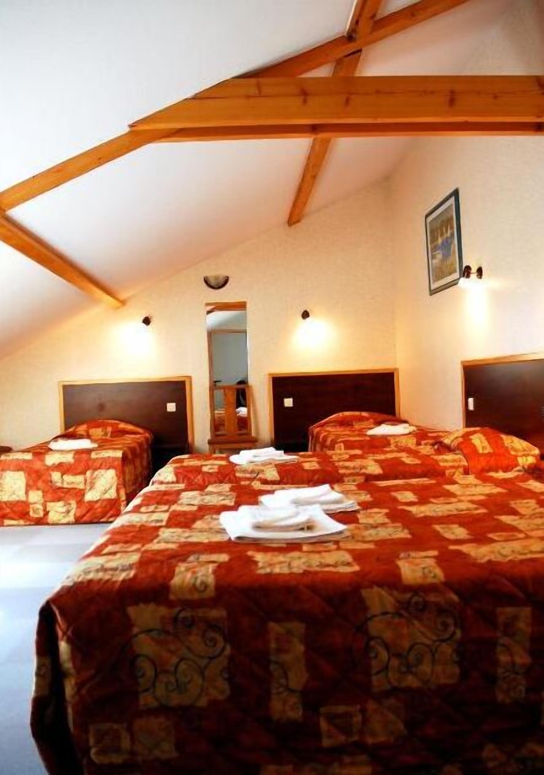 desk, soundproofing, free wifi, bed sheets