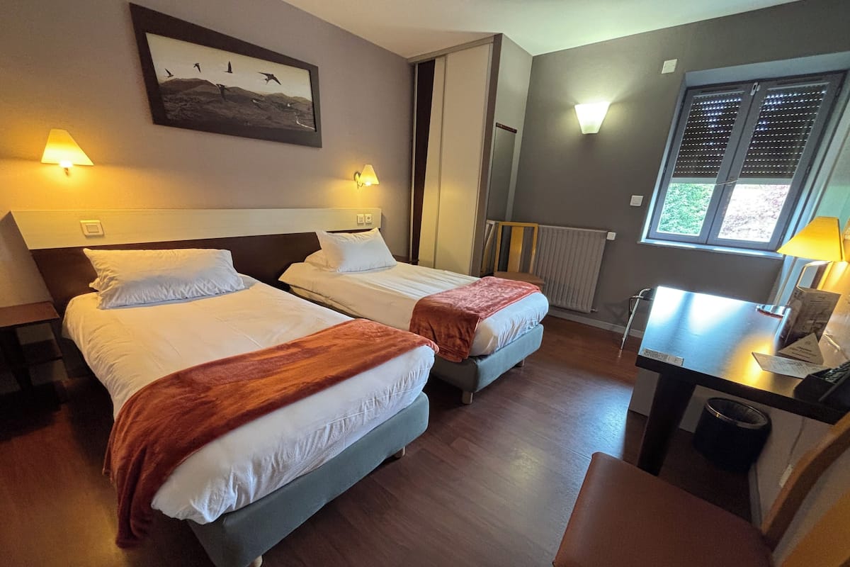 Bureau, chambres insonorisées, Wi-Fi gratuit, draps fournis