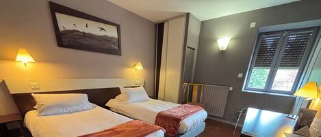 Quarto duplo standard, 2 camas de solteiro | Escrivaninha, quartos à prova de som, Wi-Fi de cortesia, roupa de cama