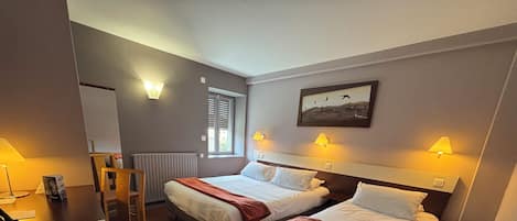 Tremannsrom – standard, flere senger | Skrivebord, lydisolert, wi-fi (inkludert) og sengetøy