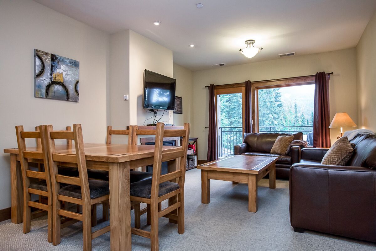 Smart TV, fireplace, DVD player