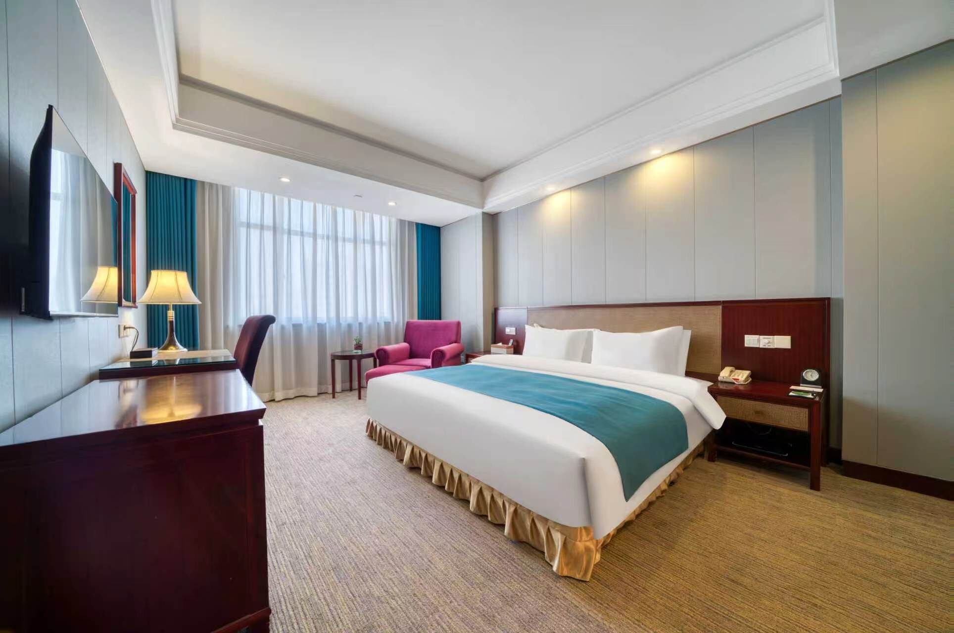 Executive Suite, City View | Minibar, individually decorated, individually furnished, desk