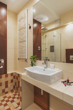 Apartment (Fabryczna 3 (at 9 Fabryczna)) | Bathroom | Shower, free toiletries, towels - P&O Apartments Fabryczna (Warsaw)