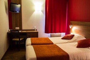 Habitación estándar doble, 1 cama doble, no fumadores | Escritorio, tabla de planchar con plancha, cunas gratuitas