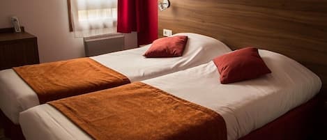 Habitación estándar con 2 camas individuales, 2 camas individuales, para no fumadores | Escritorio, tabla de planchar con plancha y cunas gratuitas