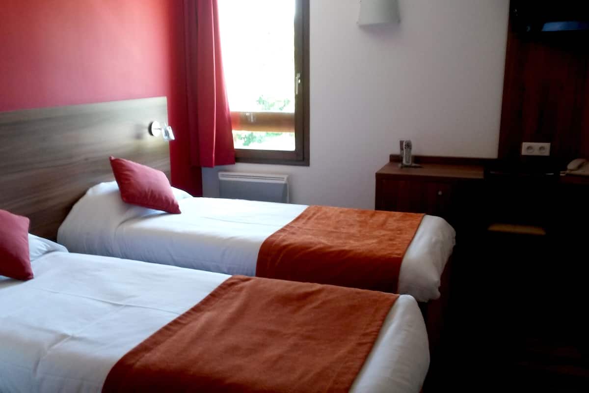 Standaard Twin kamer, 2 eenpersoonsbedden, niet-roken | Een bureau, een strijkplank/strijkijzer, gratis babybedden