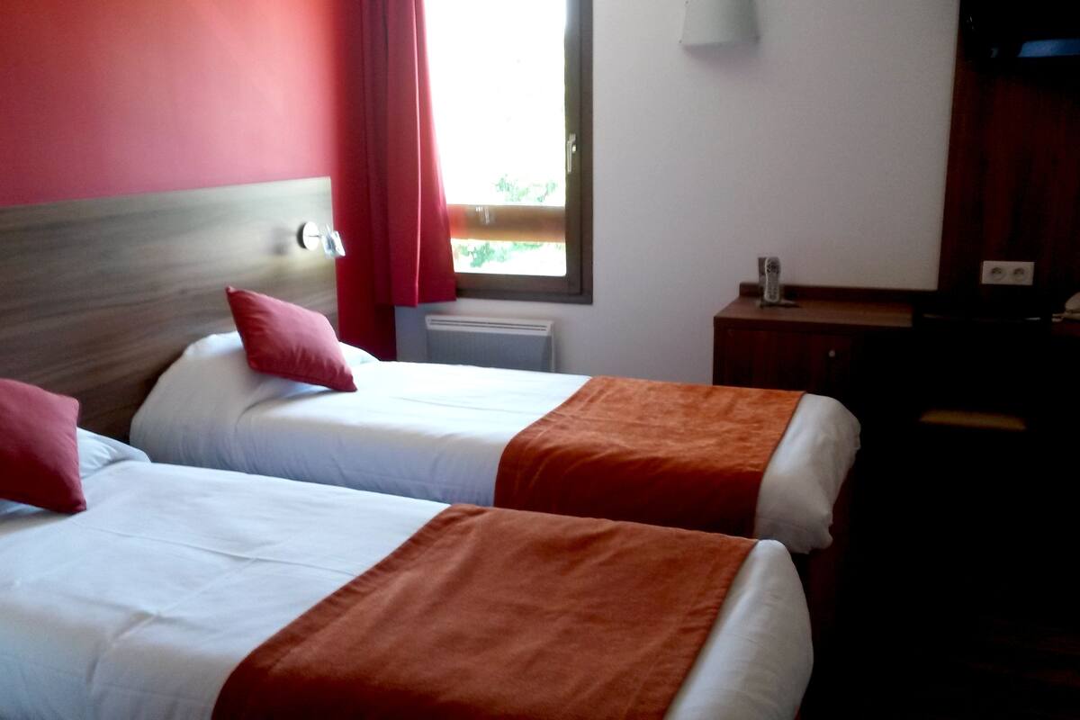 standard twin room, 2 single beds, non smoking | desk, iron/ironing board, free cots/infant beds, rollaway beds