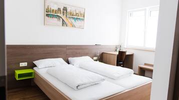 Doppelzimmer, eigenes Bad | Schreibtisch, schallisolierte Zimmer, kostenloses WLAN, Bettwäsche
